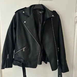 Skinnjacka  - Bra skick, aldrig använd