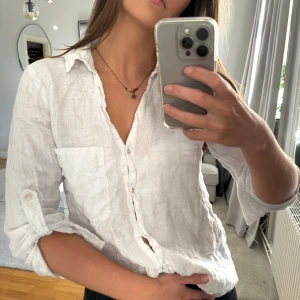 Vit linneskjorta - Vit linneskjorta med guldiga knappar ⚪️⚪️