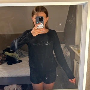 Mysig. Len tröja  - Storlek 158-164. Svart. 