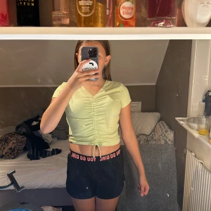 Neon grön aktig tröja  - Storlek 158-164