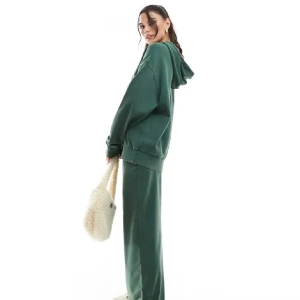 Grön hoodie i oversized stil - Säljer en supermysig grön hoodie i oversized stil. Perfekt för chilliga dagar eller när du bara vill känna dig extra bekväm. Den har en stor ficka fram och en justerbar huva. Materialet är mjukt och skönt, perfekt för höst och vinter. Passar till allt från jeans till mjukisbyxor!