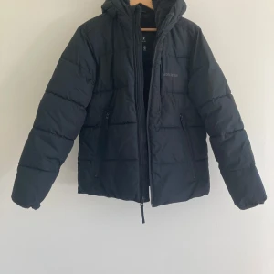 Hollister Vinter Jacka - Säljer denna skönt jacka, bra skick, inga skador fungerar som ny, 8/10. Gärna meddela mig om du är intresserad 🙌. Nypris 1400. 500 vid snabbaffär.