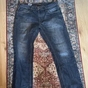 Blev scammad av polen och trodde jag köpt opiumbaggyy2kdrainswagbla bla bla jeans i storkel medium. Fick hem dessa godingar. De är straight fit w36 l30. Men snygg wash! Och bra kvalite. Inga direkta defekter. Ett riktigt kap. Kanske? Frågor? Hmu!🫶