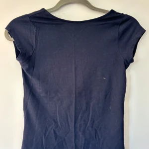 Marinblå topp - Marinblå topp från Gina Young. Storlek 146/152 men passar mig som bär xs/s
