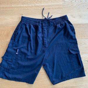 Cargo shorts - Sköna Blå cargo shorts med många fickor, säljer då jag inte använder längre. Öppen till diskutera pris eller fler bilder 