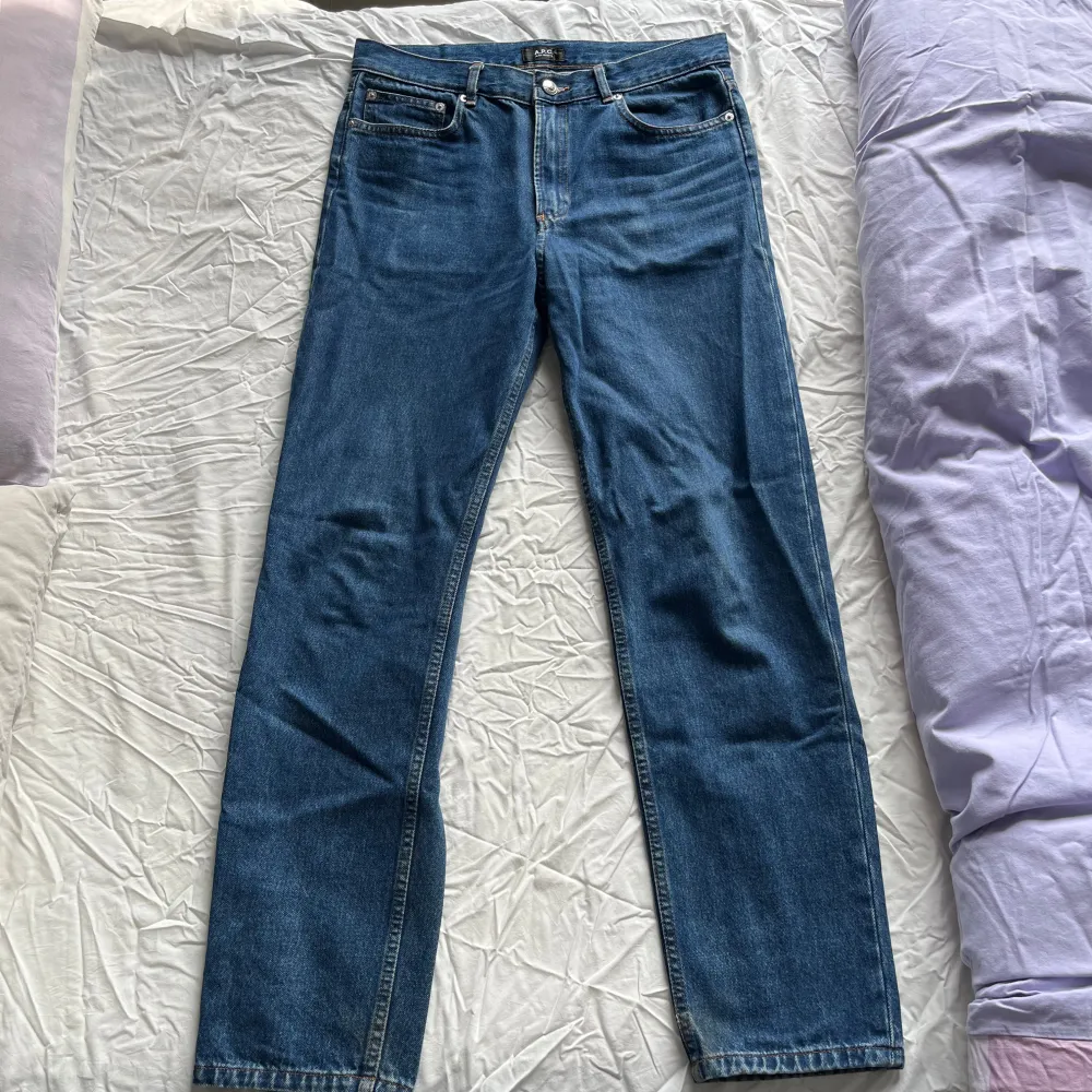 Säljer ett par APC jeans av modellen jean martin! Storlek 30. Riktigt schysst modell, väldigt lätt använda, skick 9/10. Nypris ligger på 2000kr. Jeans & Byxor.