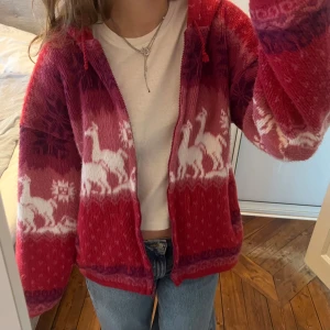 Stickad kofta - Jättegullig vintrig stickad kofta med gulligt mönster🩷💜❤️🦙❄️✧･ﾟ* väldigt fint skick! 🍓🫧 storlek S ♡ kontakta mig privat vid frågor & funderingar 💋