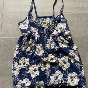 Korsad topp hollister y2k vintage blommor - Så fint linne som tyvär är för litet på mig, den är i strl S från hollister och är korsad i banden🤝 tryck gärna på köp nu eller bundel 🩷