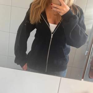 jättemysig svart zip-up hoodie i bra skick 💕 passar ca s-m (obs, alla fläckar är på spegeln, inte på tröjan) 💕