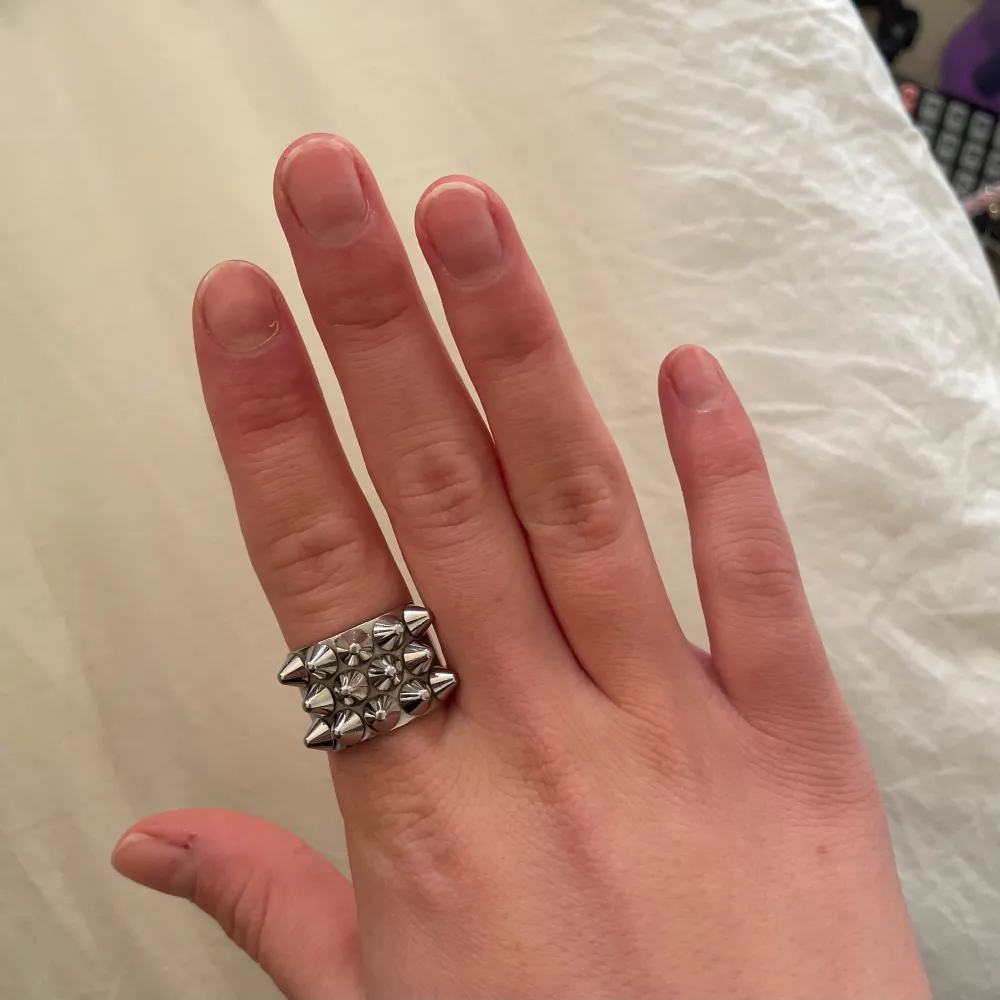 Säljer min edblads ring då den ej kommer till användning💞är i storlek 17.50 Nypris är 399 men säljer för 290. Accessoarer.