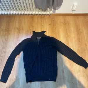 Grå stickad half zip - Grå stickad halfzip i nyskick. Aldrig använd. 