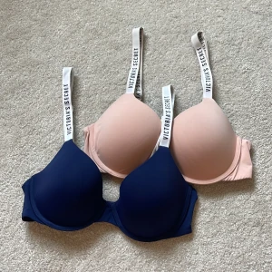 Victoria Secrets bh - En rosa med lite push up och en marinblå med bara vaddering. 
