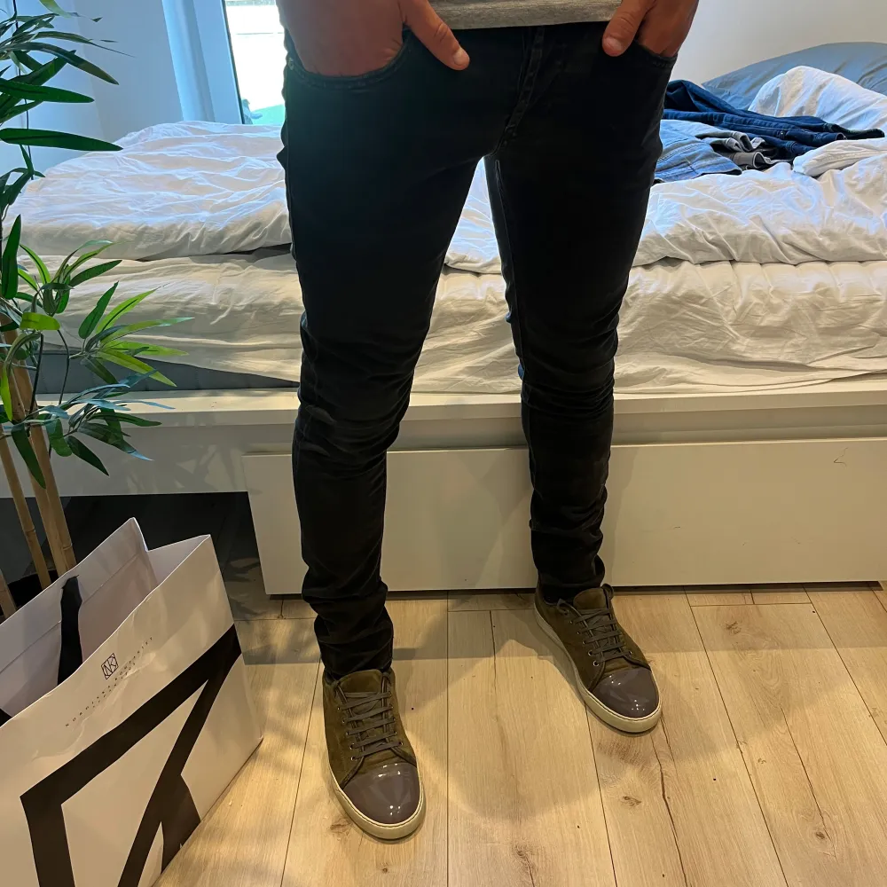 Hej, säljer nu dessa dondup jeansen. Ny pris = 3999:-. Säljas för 599:-. Moddellen är 179cm. Jeans & Byxor.