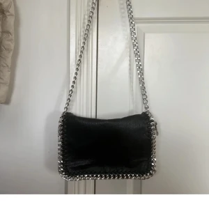 En svart tiamo väska - Väldigt bra skick, använder ett par gånger. Väskan kostade 500 kr