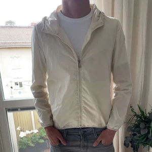 Moncler windbreaker vit - Säljer min moncler windbreaker i storlek 2 vilket motsvarar s/m, den är i sjukt bra skick! Säljer den för 3000 men tar också byten mot cardigan eller annan windbreaker! Kan gå ner i pris vid snabb affär! Skriv vid funderingar! 😊