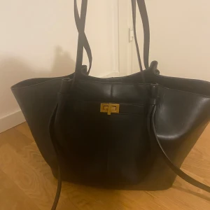 Gina väska - Väskan är köpt från Gina Tricot och är använd en gång! Super fin väska, men tyvärr inte får någon användning av den.