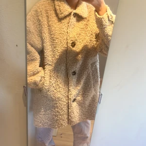 Fin teddyjacka/kappa - Så fin teddyjcka/kappa från Zara. Jätteskön o fin! Storlek 164 men passar xs. Använd några gånger men nästan nyskick! Säljer då den inte kommer till användning. Skriv för fler bilder, frågor mm. KOLLA MIN PROFIL 🫶🏻😻