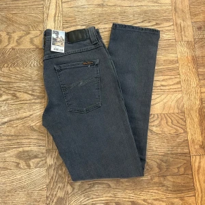 Nudie Jeans  - Nudie Jeans Tim Grim, Steamy Gray. Nya med tagg, kostar 1600kr nypris.