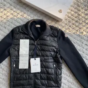 Moncler cardigan storlek M Passar dig som är runt 175cm Köpte den på nk 2021 för 7500kr men nu kostar den 10000kr. Men mitt pris är endast 3999kr. Man får med tags samt kvitto från nk Pris går att diskutera vid snabb affär 🤝🏼