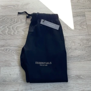 Fear of God Essentials byxor - Skick: 10/10 aldrig använda  Pris kan diskuteras.