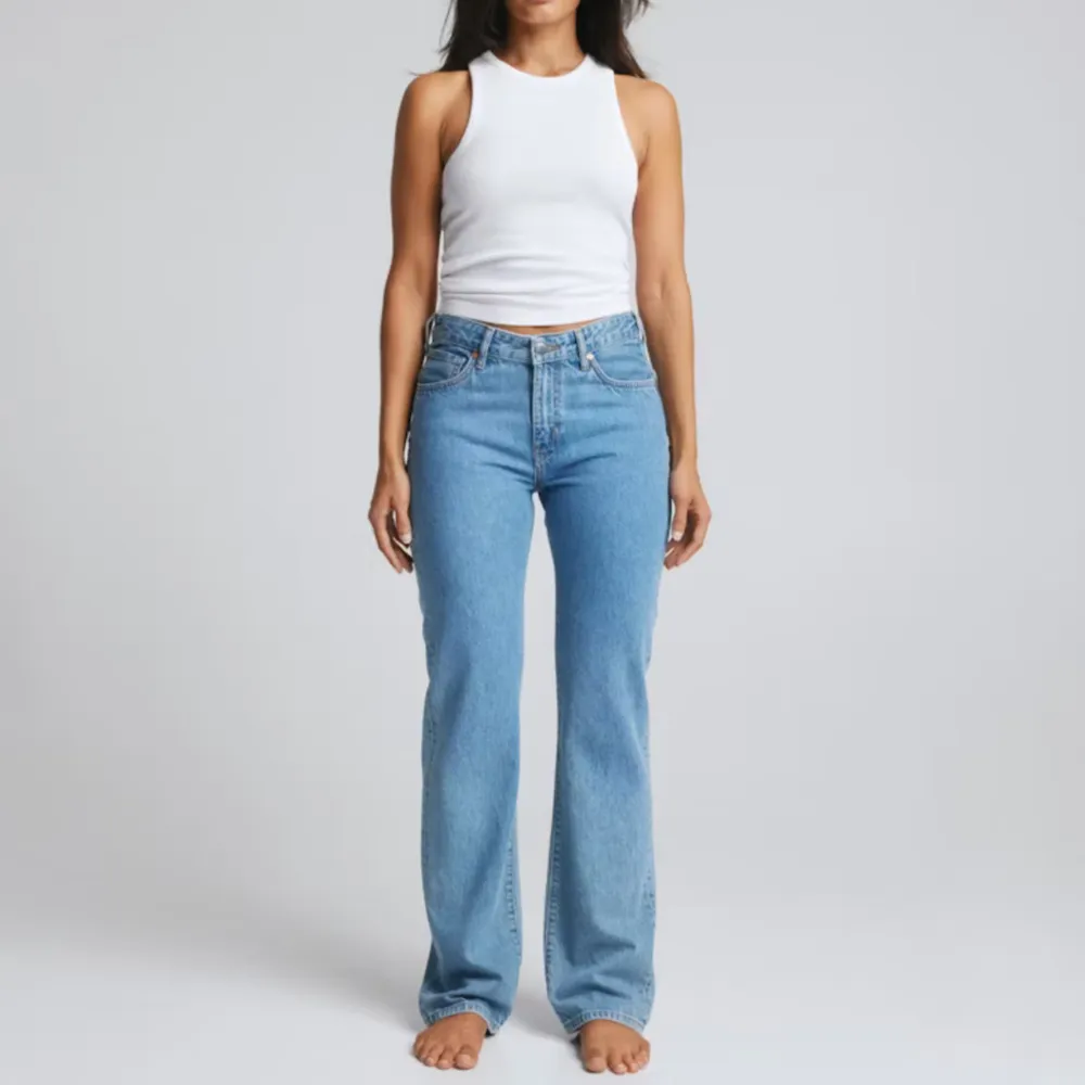 Ett par blå jeans från bikbok i modellen low straight. Säljer då jag aldrig använt dom. Köpt för 699. Jeans & Byxor.