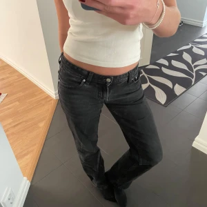 Low waist jeans - Galet snygga lågmidjade svarta jeans, köpta från Carlings, modell STAY, och raka vid benen😍Storlek XS, men passar mig som är runt 170 cm. De har en liten vit rand på ena benet, tror det är från att ha tvättat dem. Skriv för fler bilder eller mått❤️