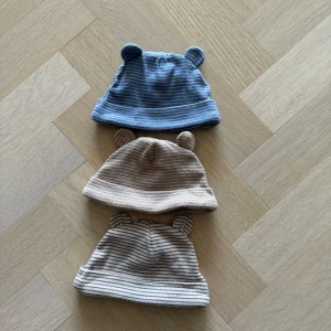 3 pack mössor från Next  - 3 pack mössor från Next för nyfödd. Den beige/vita använd 2 gånger resterande oanvända, endast tvättade med parfymfritt tvättmedel.
