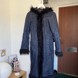 Afghan kappa/ penny lane coat - En super super fin afghan kappa som är köpt här. Använd fåtal gånger av mig så är i bra skick. Stolen XS/S