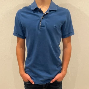 Burberry pike ljusblå - Säljer denna snygga ljusblåa burrberry pike i mycket bra skick! Tveka inte att höra av dig för fler bilder eller funderingar 