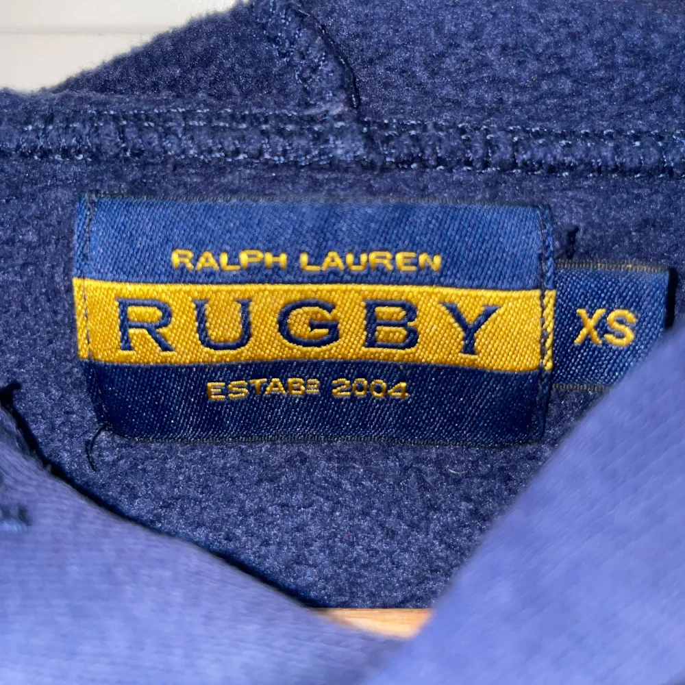 Säljer denna skit snygga Ralph Lauren Rugby Hoddie i storlek XS. Passar någon som också har S i storlek. Lite skada vid loggan på framsidan förutom det är den nästintill perfekt. Pris kan diskuteras! Skriv till mig vid minsta fråga eller fundering. 🤝. Hoodies.