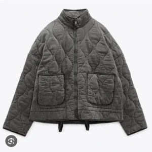 Zara jacka  - Intressekoll på min zara jacka som är perfekt nu för hösten. Jackan är nästan helt ny och i nyskick, inga skador. Stl xs men är lite större i stl. 850 nypris❤️❤️
