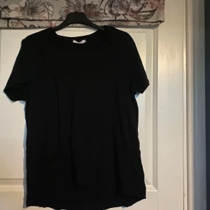 Svart t-shirt  - I bra skick