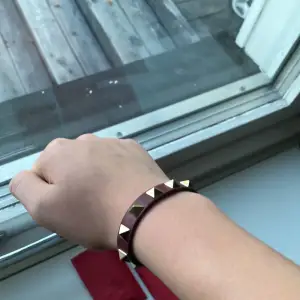 Rött valentino armband som jag köpte nytt för en nån vecka sen men är i skick 8/10 bara lite creesad där man spänner som det blir på alla box mm följer ej med äkta såklart pris kan diskuteras