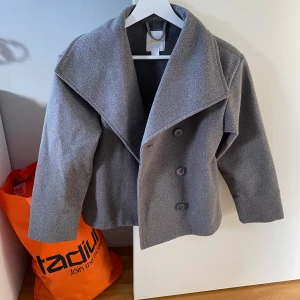 Kappa - Grå kappa från gina yong väldigt bra skick!🍂🫶perfekt till hösten