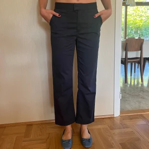 Straight Byxa (Vans) - Straight Byxa från Vans. Mid waist, längd beror på den som bär (modell 178cm). Mjukt men rejält chinosmaterial.  Navy.  Oanvända. 