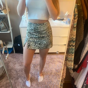 Ny leopard kjol från zara - Säljer denna jättefina leopard kjol från zara då den inte kommer till användning. Helt oanvänd med prislappen kvar. Skriv för fler frågor eller bilder. Pris kan alltid diskuteras!