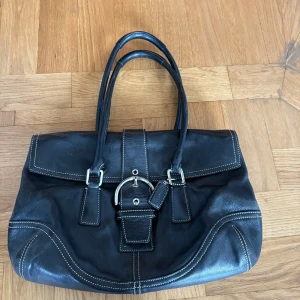 Coach väska  - Svart coach handväska i bra skick. Medel storlek 