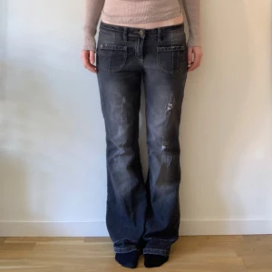 Gråa bootcut jeans från Rainbow - Säljer ett par snygga gråa bootcut jeans från Rainbow😊. Midjemåttet rakt över är 41 cm, innerbensmåttet är 81 cm. Som man kan se så är det som ett vitt streck längst ner på byxorna som tyvärr är kvar från att jag tidigare har sytt upp dem.💗