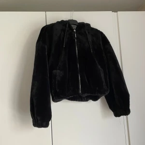 Jacka - Fluffig allvädersjacka i storlek XS. Använd fåtal gånger så i gott skick. Nypris 799kr