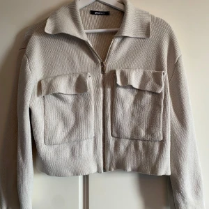 Jacka/kofta - Säljer denna superfina beigerosa kofta/jacka från Gina tricot. Använd fåtal gånger.  