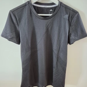 Tränings tshirt Adidas - Svart tränings tshirt från Adidas. Nyskick, helt oanvänd. Storlek S. Stretching material och bekväm. 100% polyester.