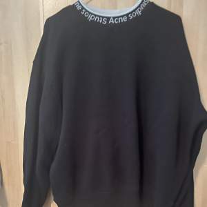 Skick: bra( lite knottrig)  Storlek: M Märke: Acne  Pris :450kr