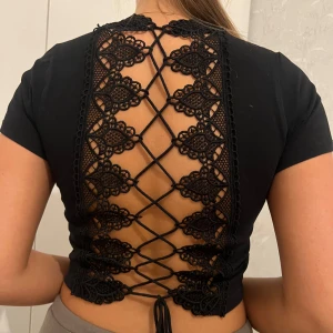 T-shirt med detaljer på ryggen  - Säljer min fina Bik Bok tröja med så snygg detalj på ryggen. Använd fåtal gånger. Storlek XS🖤