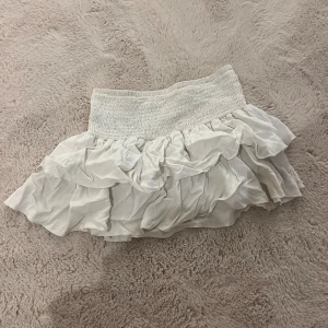 Minikjol  - Säljer denna för den inte används längre, super gullig och kan styla till mycket!