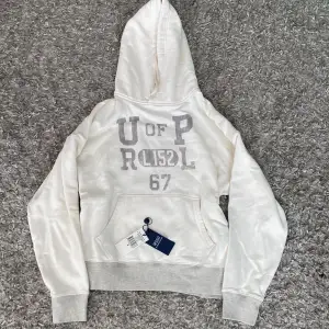 Säljer nu en riktigt snygg Ralph lauren hoodie i storleken M - aldrig använd enbart testat - tags följer med - hör gärna av dig vid funderingar!