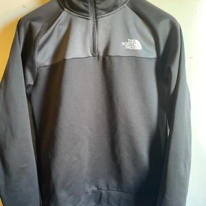 The north face - Hej Säljer the north face , storlek s tröja ny pris 1200kr mitt pris 600kr , tröjan är nyskick knappt använd säljs då den är för liten . 