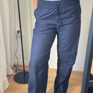 Marinblå raka byxor - Byxor i bomull med elastiskt midjeband. Använda en gång 