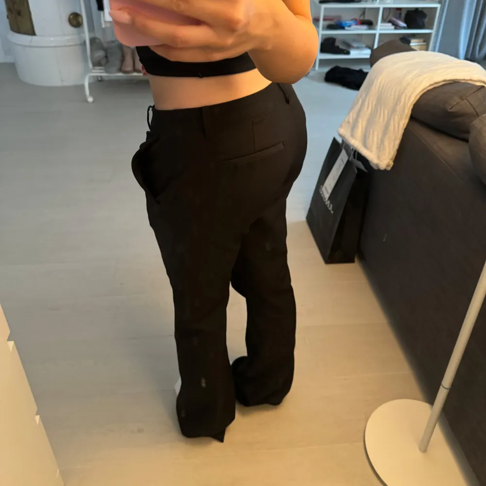 snygga low waist kostymbyxor i modellen Vera ifrån Bikbok! oanvända, säljer då dem va något stora på mig💗 strl 40 men passar 38 då dem är små i strl, kan eventuellt passa 36!!. Jeans & Byxor.