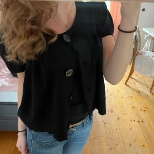 Bolero/kofta - Säljer denna snygga svarta kofta köpt på plick! pris kan diskuteras men minst 155❤️❤️ FÖRRA ÄGARENS BILDER!! Sitter typ som S enligt mig❤️