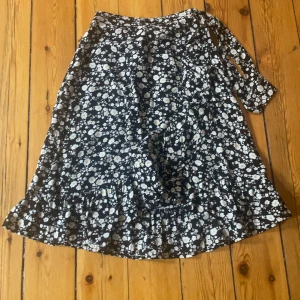 Volangkjol - Så fin blommig volangkjol! Har ett litet hål (bild 4) men syns inte så mycket. Den är i barnstorlek men har stretchiga midja så passar även xs/s 🫶💕